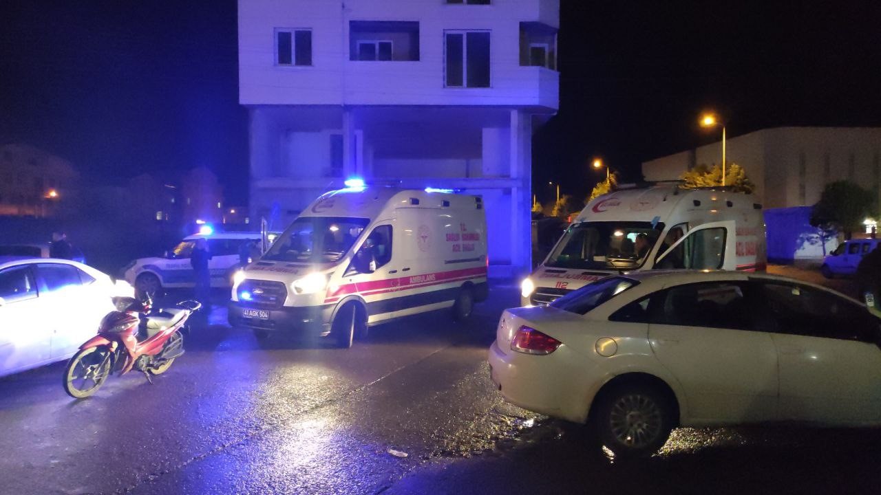 KOCAELİ’NİN DARICA İLÇESİNDE, KAVŞAKTA OTOMOBİL İLE HAFİF TİCARİ ARAÇ ÇARPIŞTI.