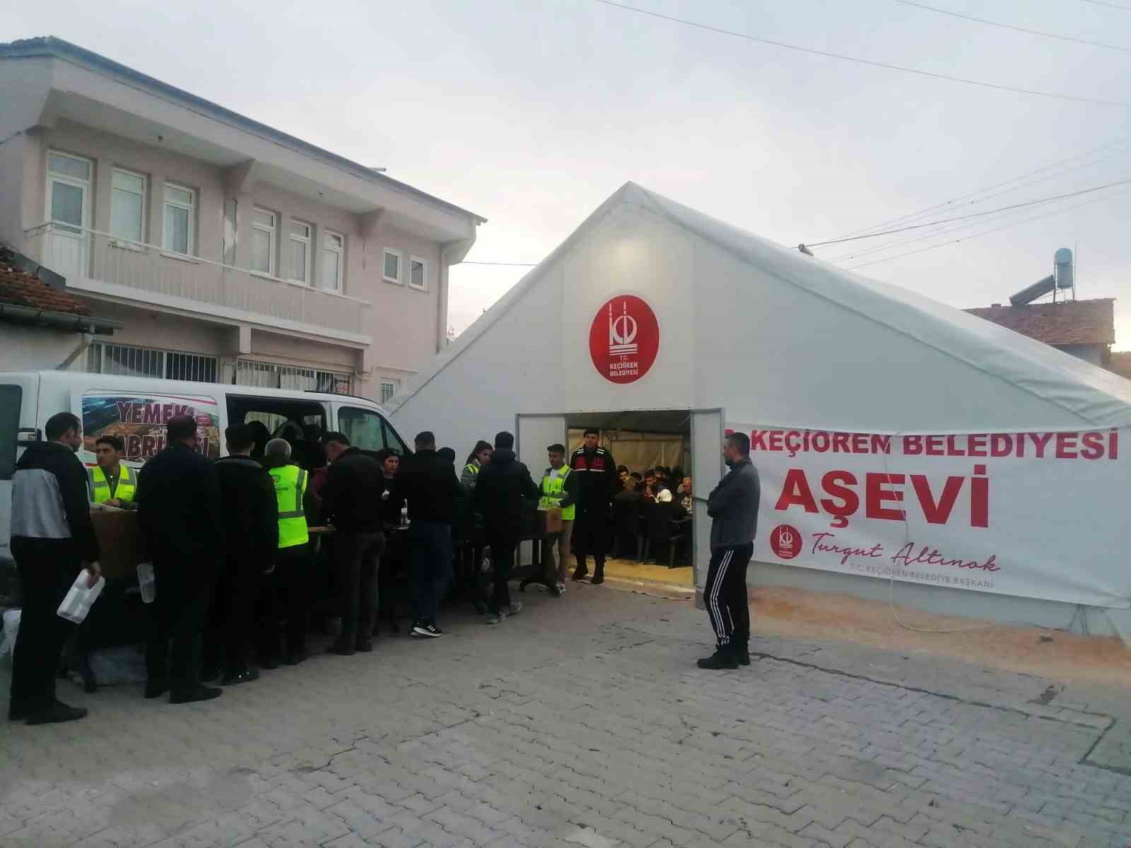 DEPREM BÖLGESİNDE KURDUĞU İFTAR ÇADIRLARI İLE GÜNLÜK 2 BİN 500