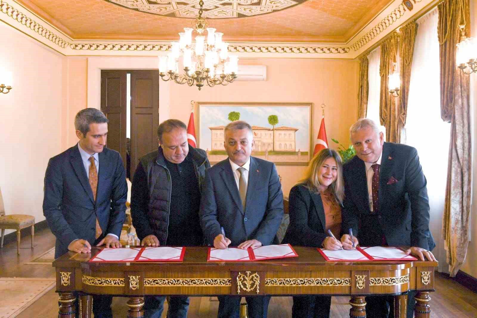 ANTALYA VALİSİ ERSİN YAZICI, HAYIRSEVERLER EMİN GÜL VE EMEL KURGA