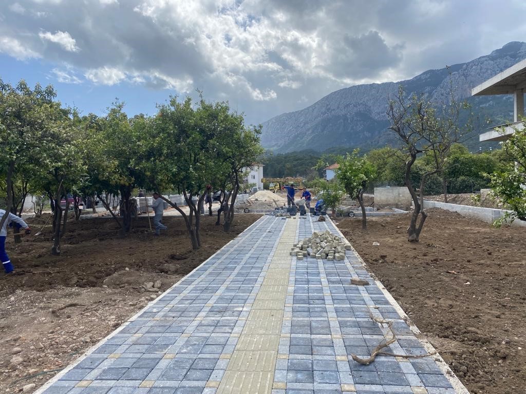 KEMER BELEDİYESİ PARK VE BAHÇELER MÜDÜRLÜĞÜ EKİPLERİ, KEMER’E YENİ PARKLAR