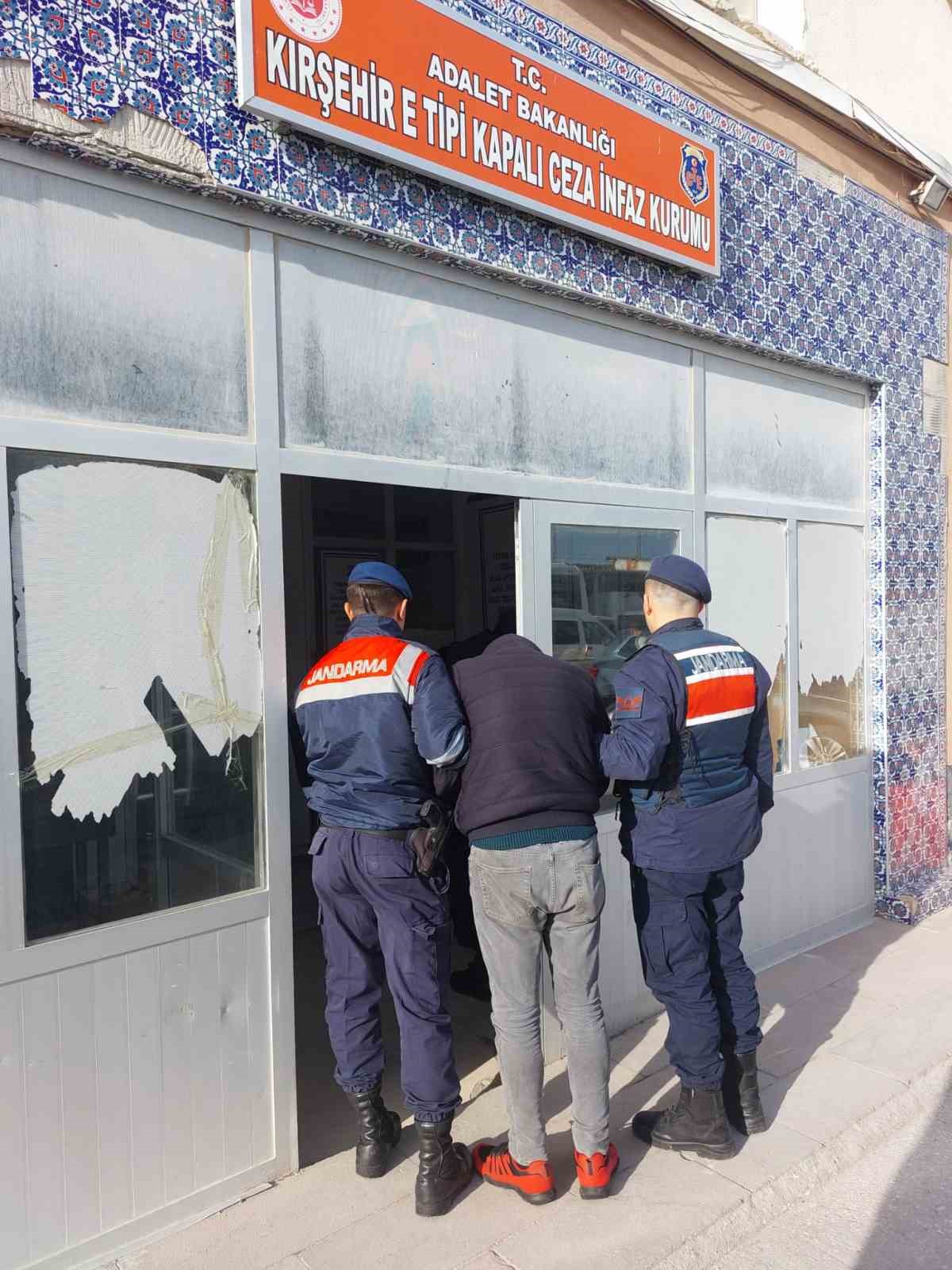 KIRŞEHİR'DE KENDİNİ JANDARMA PERSONELİ OLARAK TANITIP DOLANDIRICILIK YAPMAK İSTEYEN KİŞİ