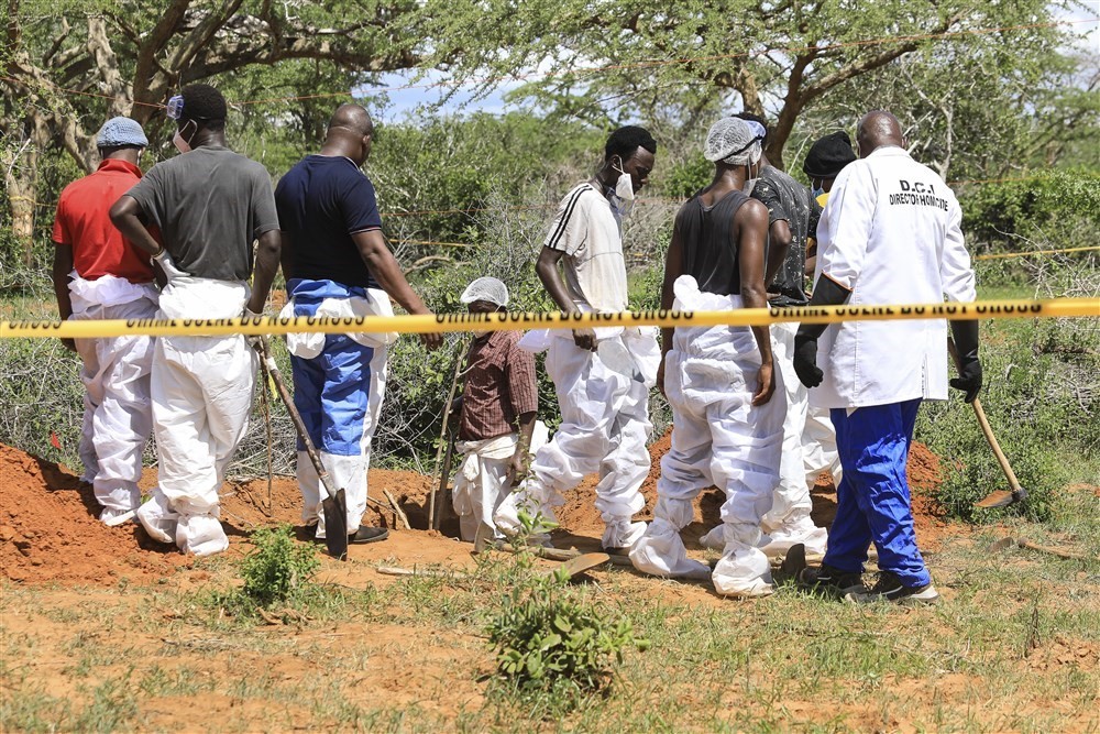 KENYA’DA AÇLIKTAN ÖLMELERİ HALİNDE CENNETE GİDECEKLERİ VAADİYLE İNSANLARI KANDIRAN TARİKATA