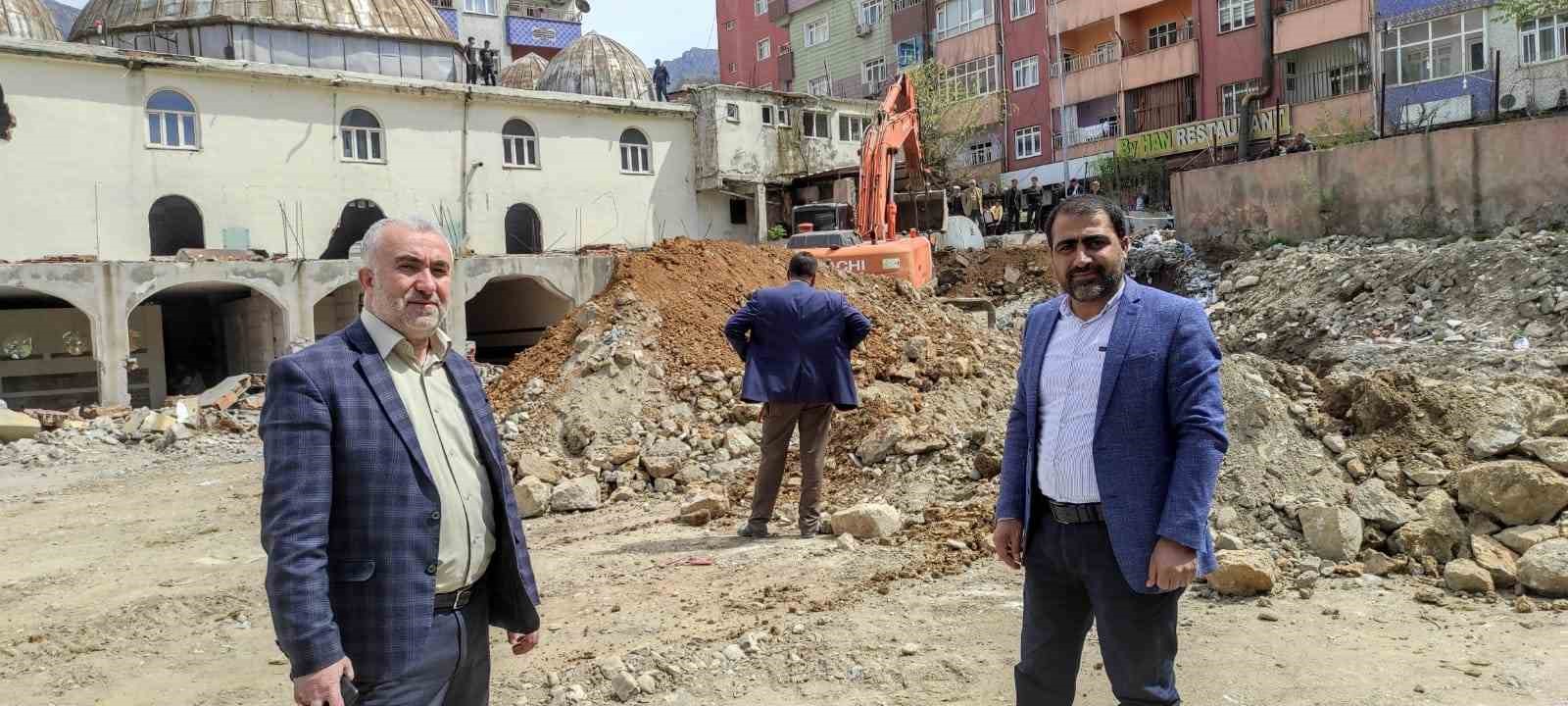 BATMAN’DA SİYASETÇİLERİN HER SEÇİMDE VAADİ OLAN CAMİ İÇİN YIKIM ÇALIŞMALARINA