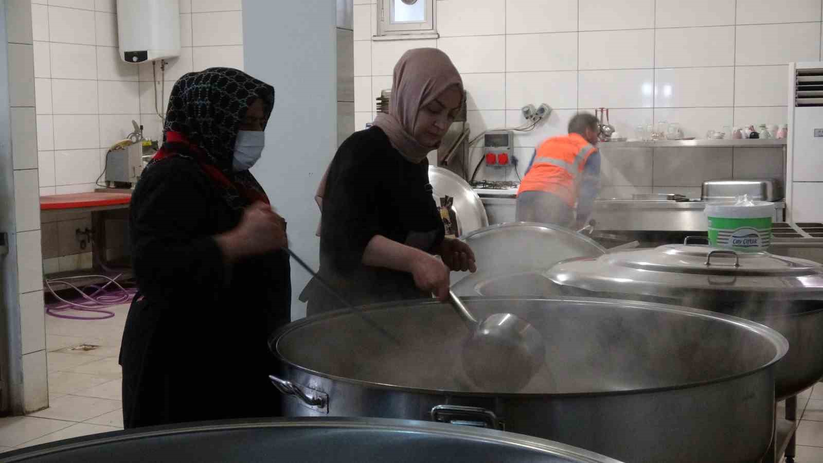 KİLİS'TE, DEPREMİN İLK GÜNLERİNDEN İTİBAREN 30 KİŞİLİK EKİP İLE GÜNLÜK