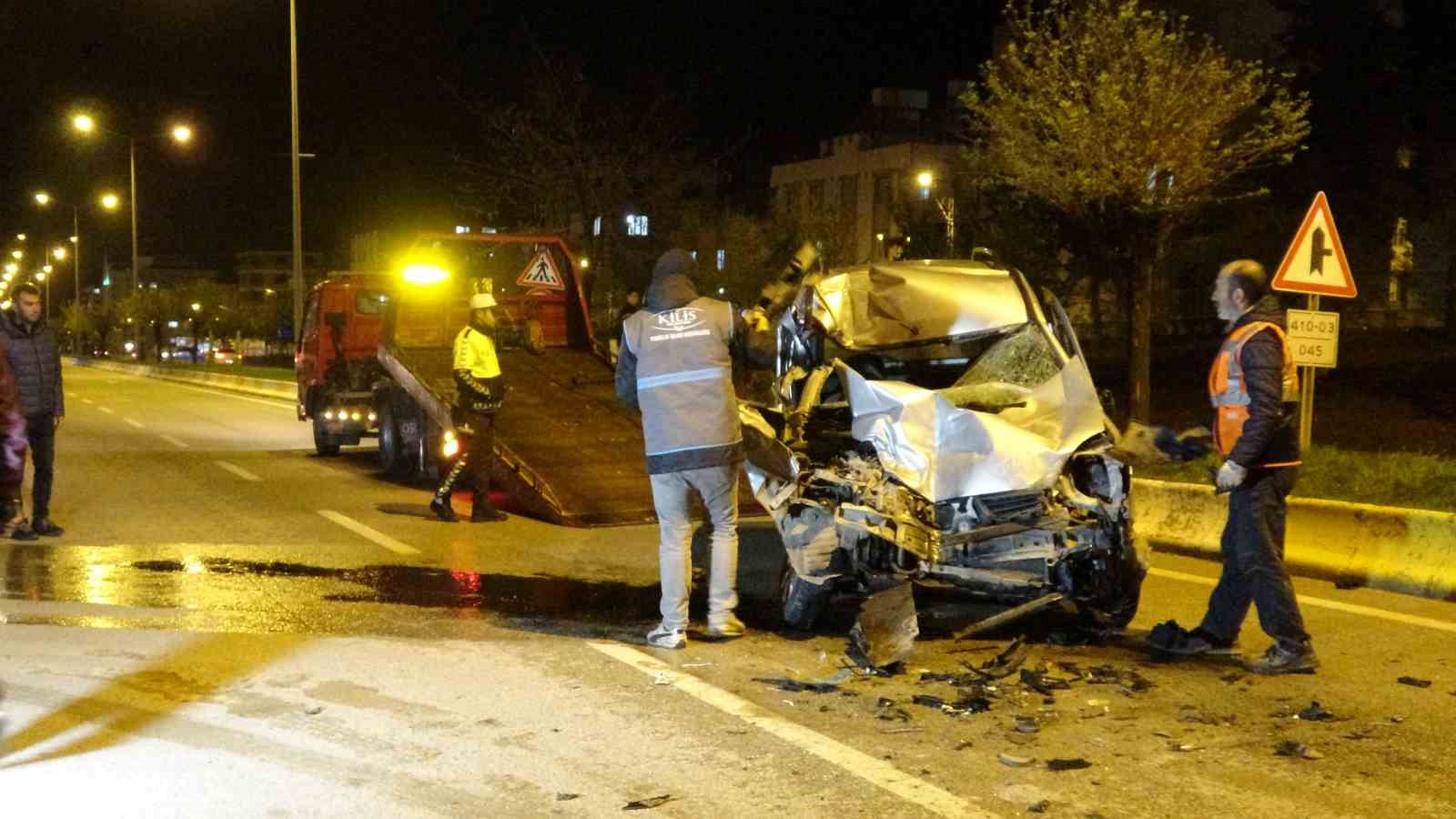 KİLİS EKREMÇETİN MAHALLESİ ÇEVRE YOLUNDA HAFİF TİCARİ ARAÇ İLE TIR