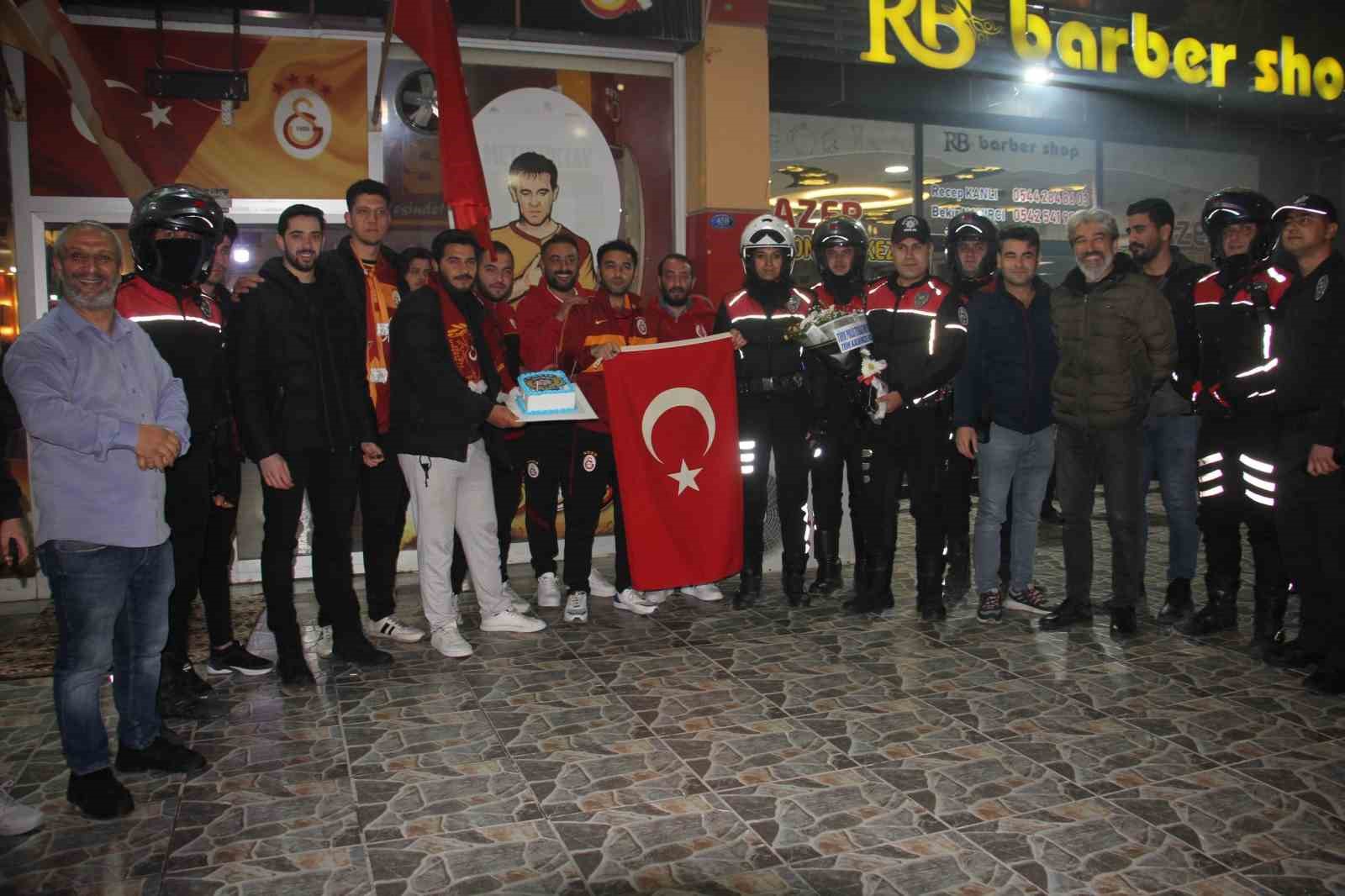 KİLİS’TE KAVGA İHBARINA GİDEN POLİSLERE TARAFTARLARDAN SÜRPRİZ YAPILDI.