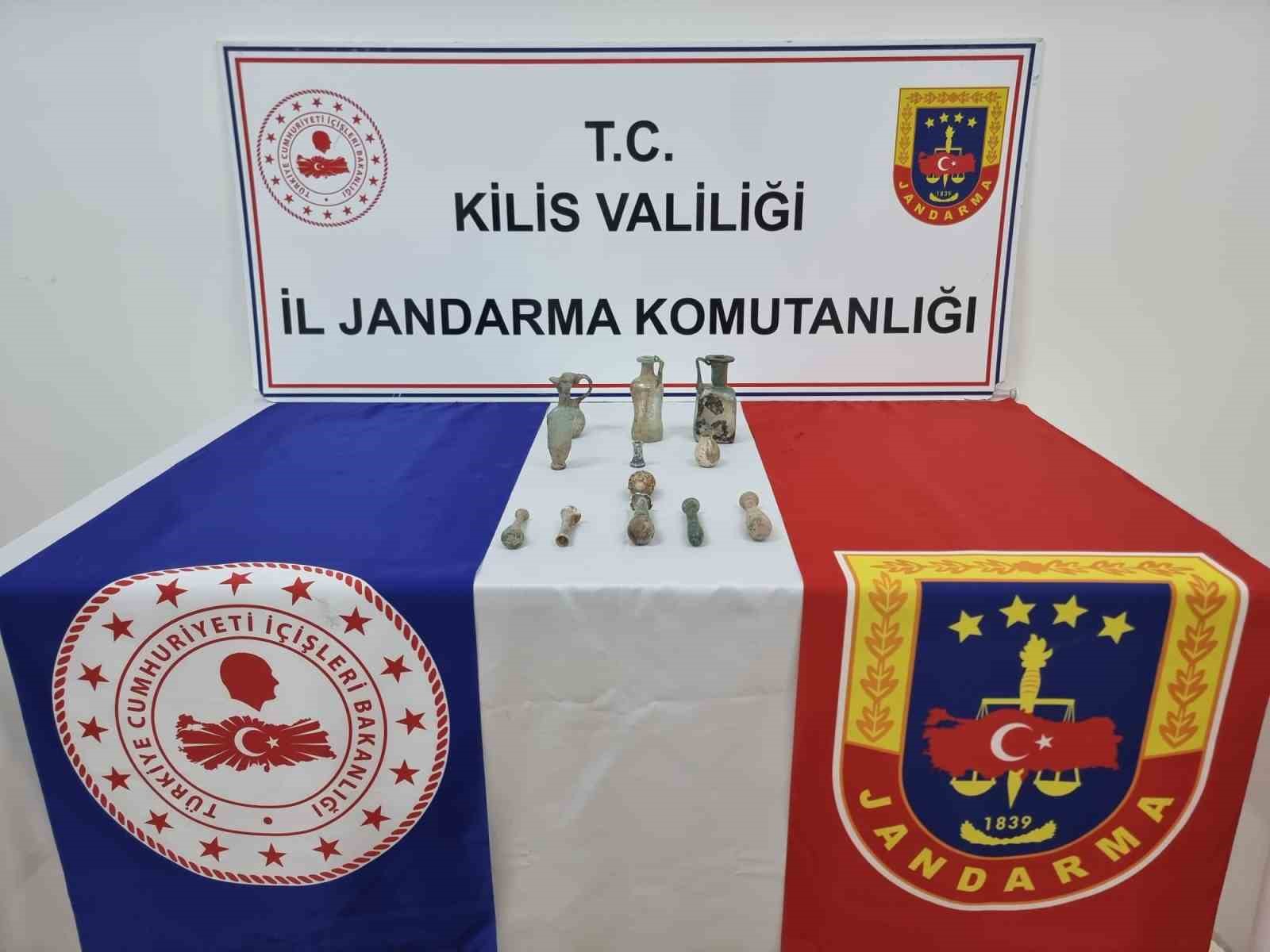KİLİS'TE TARİHİ ESER NİTELİĞİNDE OLDUĞU DEĞERLENDİRİLEN 12 OBJE ELE GEÇİRİLDİ.