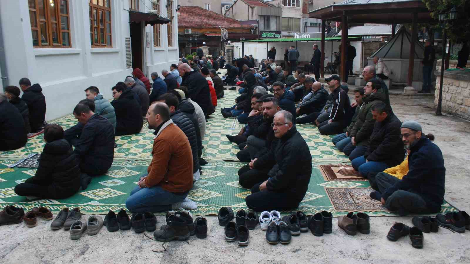 RAMAZAN BAYRAMI SEBEBİYLE KIRKLARELİ’NDE VATANDAŞLAR SABAHIN ERKEN SAATLERİNDE CAMİLERE AKIN