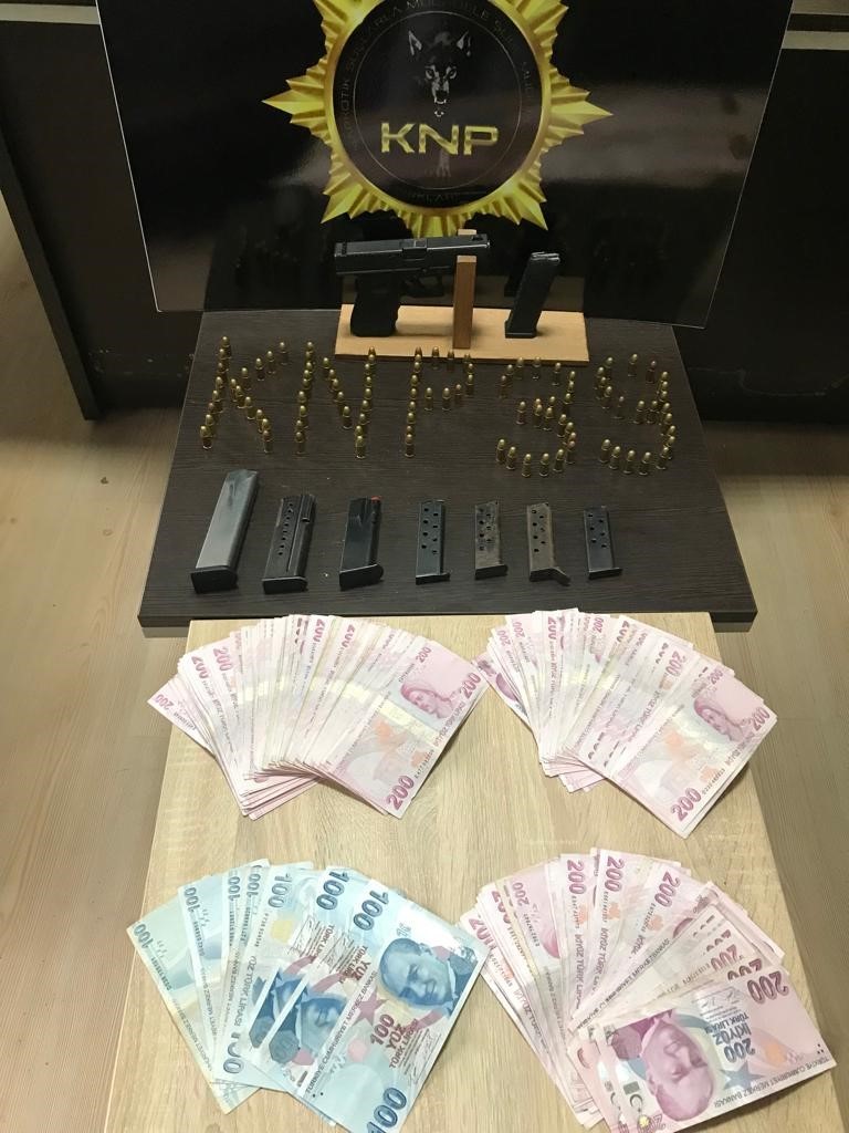 KIRKLARELİ’NDE POLİS EKİPLERİNCE DÜZENLENEN UYUŞTURUCU OPERASYONUNDA 4 ŞÜPHELİ GÖZALTINA ALINDI.