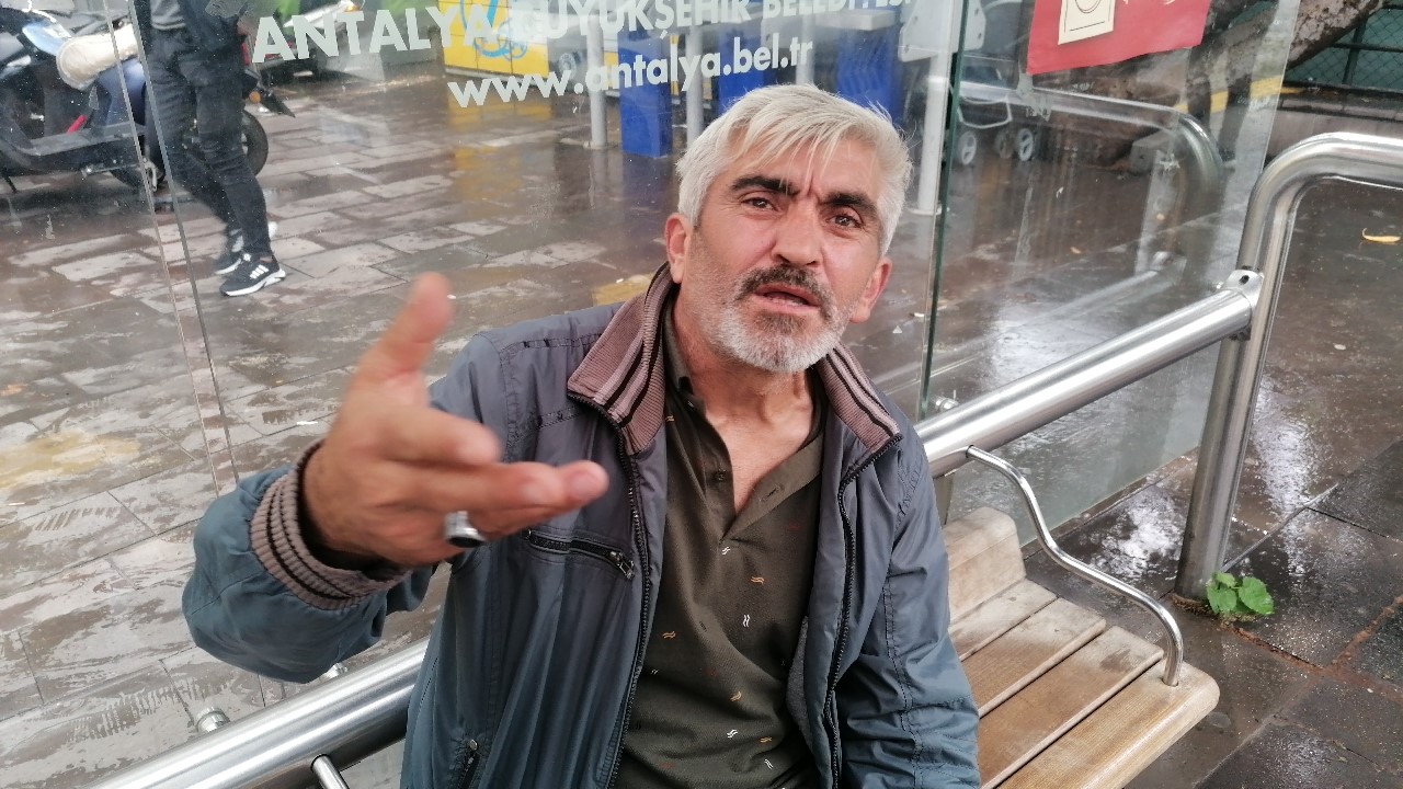 İÇİYORSAM SEBEBİ VAR DİYE SÖZE BAŞLAYAN ARAÇ SÜRÜCÜSÜ, HAYVANI BALKONDAN