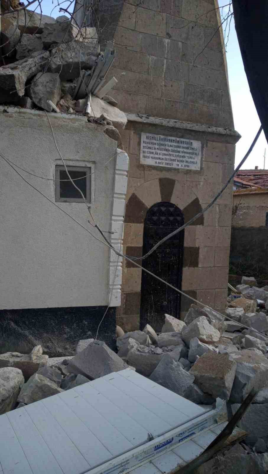 CAMİ MİNARESİ ŞİDDETLİ RÜZGARA DAYANAMADI