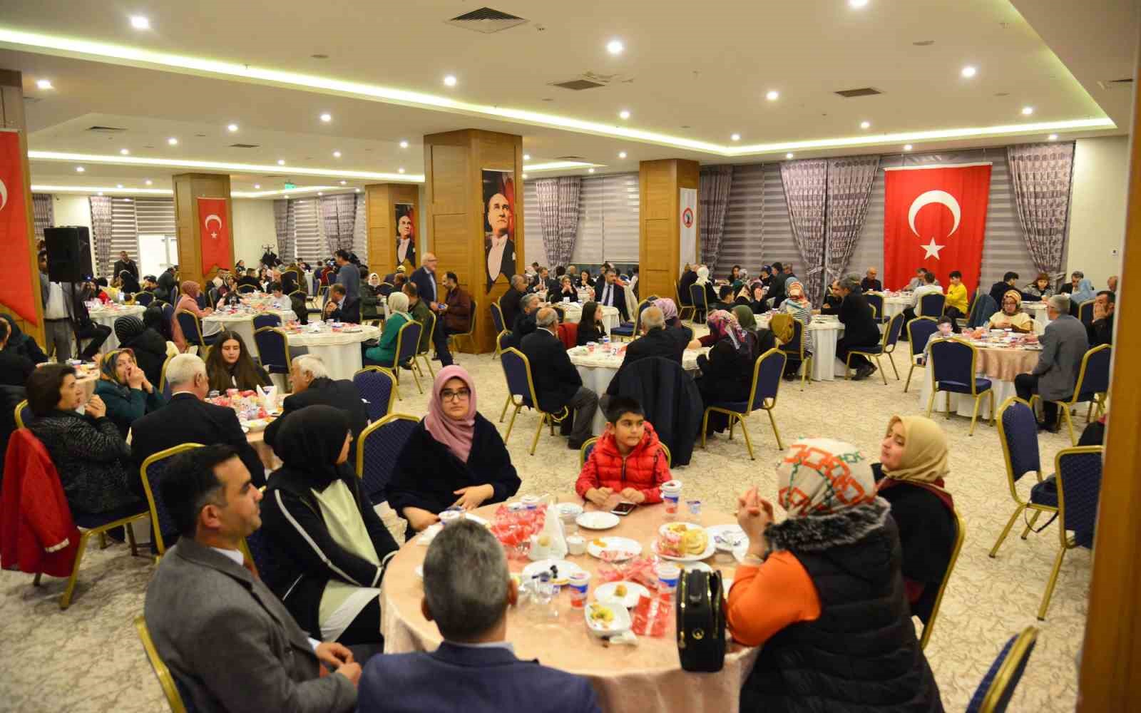 KIRŞEHİR'DE, ŞEHİT AİLELERİ VE DEPREMZEDELER DÜZENLENEN PROGRAM İLE BİR ARAYA