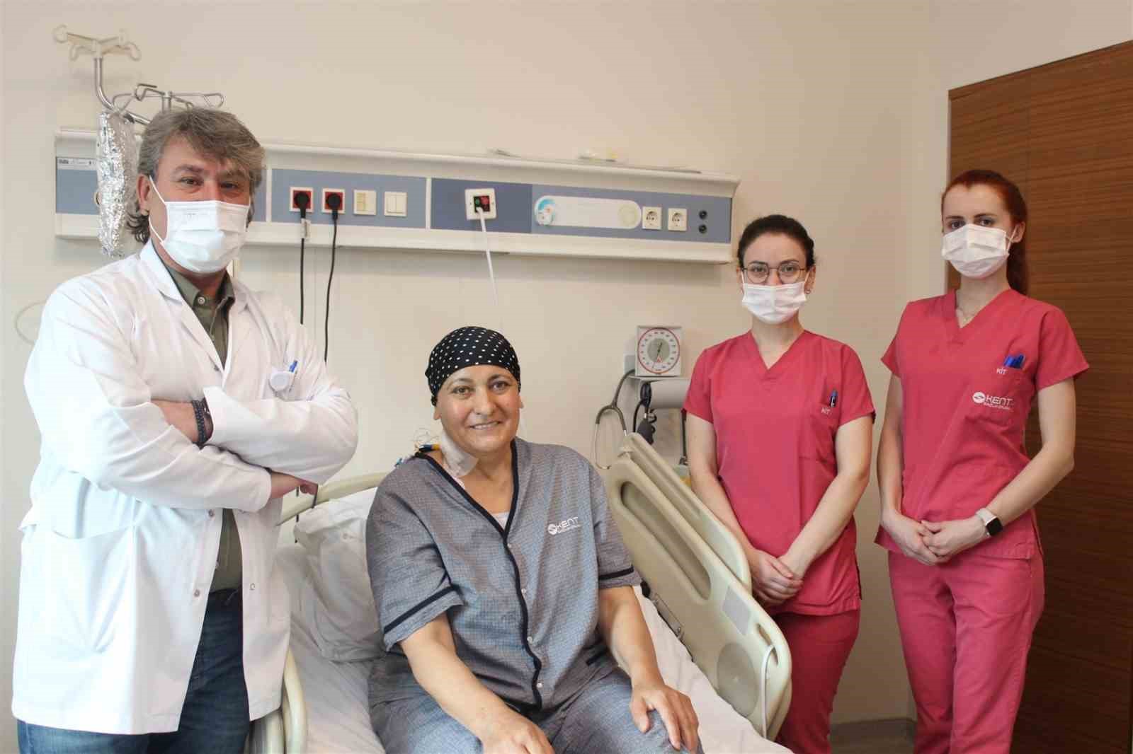 GÜLFİNAZ OKUKLU’YA (55) GÜNEY AMERİKA’DAN VERİCİ BULUNDU.  KENT HASTANESİ’NDE