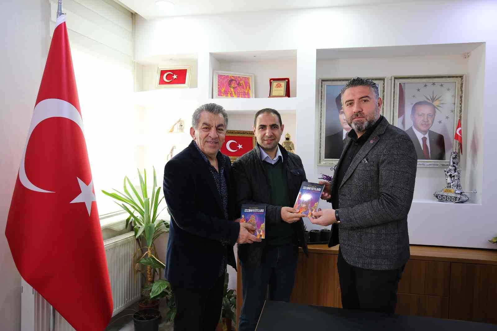 SİVAS CUMHURİYET ÜNİVERSİTESİNDE (SCÜ) GÖREVLİ DOÇ. DR. MUSTAFA KAYA, KİTAPLAŞTIRDIĞI
