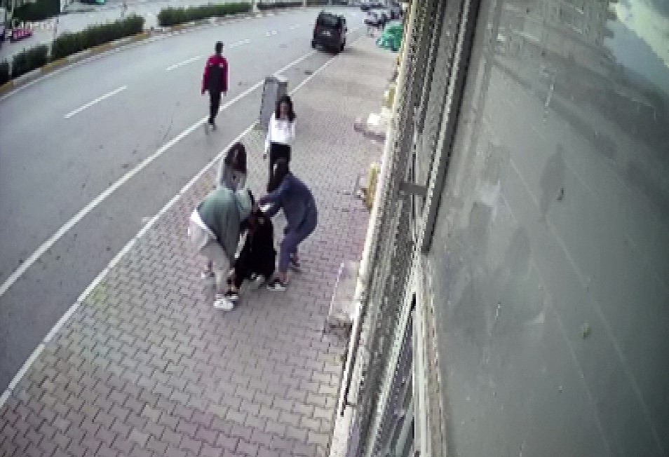 YOZGAT’IN ÇEKEREK İLÇESİNDE TEKME TOKAT BİRBİRİNE GİREN KIZLARIN KAVGASI, BİR