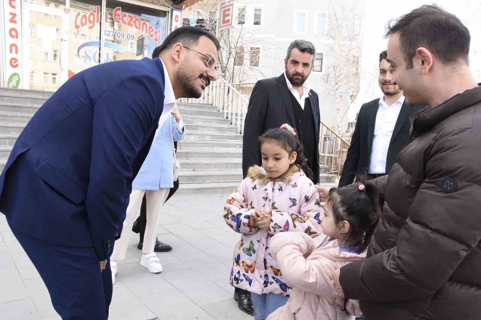 ERZURUM’UN EN GENÇ MİLLETVEKİLİ ADAYI OLAN GÖKBERK KOCAALİLER, SEÇİM GEZİLERİNİN