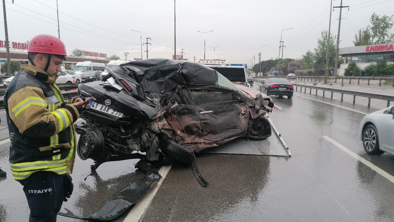 KOCAELİ’NİN ÇAYIROVA İLÇESİ D-100 KARA YOLUNDA 5 OTOMOBİL, 2 SERVİS
