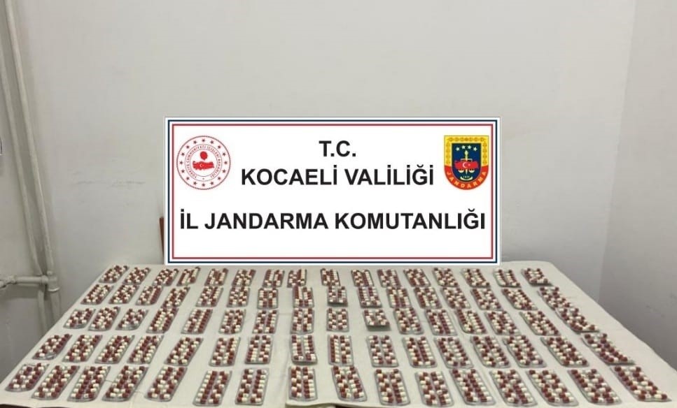KOCAELİ'NİN DERİNCE İLÇESİNDE BİR ŞÜPHELİNİN EVİNDE VE ARACINDA YAPILAN OPERASYONDA