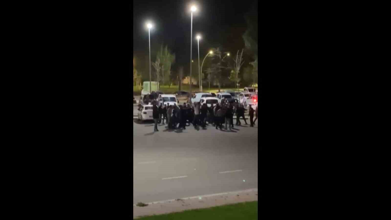 KOCAELİ’DE PARTİ PROPAGANDASI YAPARKEN MÜZİĞİN SESİNİN YÜKSEK AÇILMASI ÜZERİNE İKİ