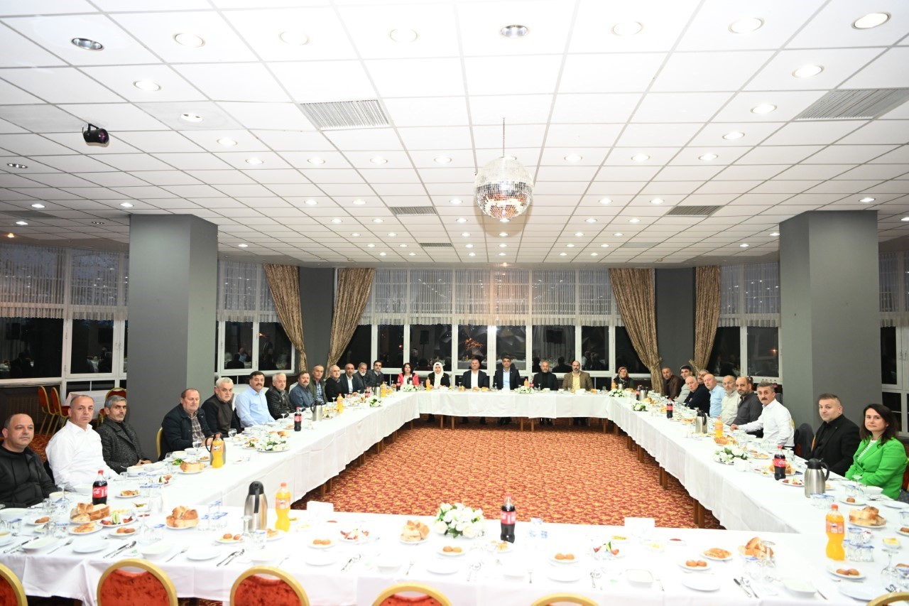 MUHTARLAR İLE İFTAR PROGRAMINDA BİR ARAYA GELEN KARTEPE BELEDİYE BAŞKANI