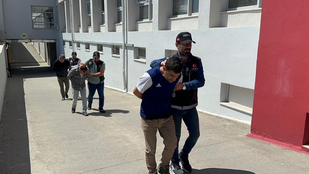 ADANA’DA, UYUŞTURUCU TİCARETİ ŞÜPHESİYLE GÖZALTINA ALINAN 3 KİŞİDEN 1’İ TUTUKLANDI.