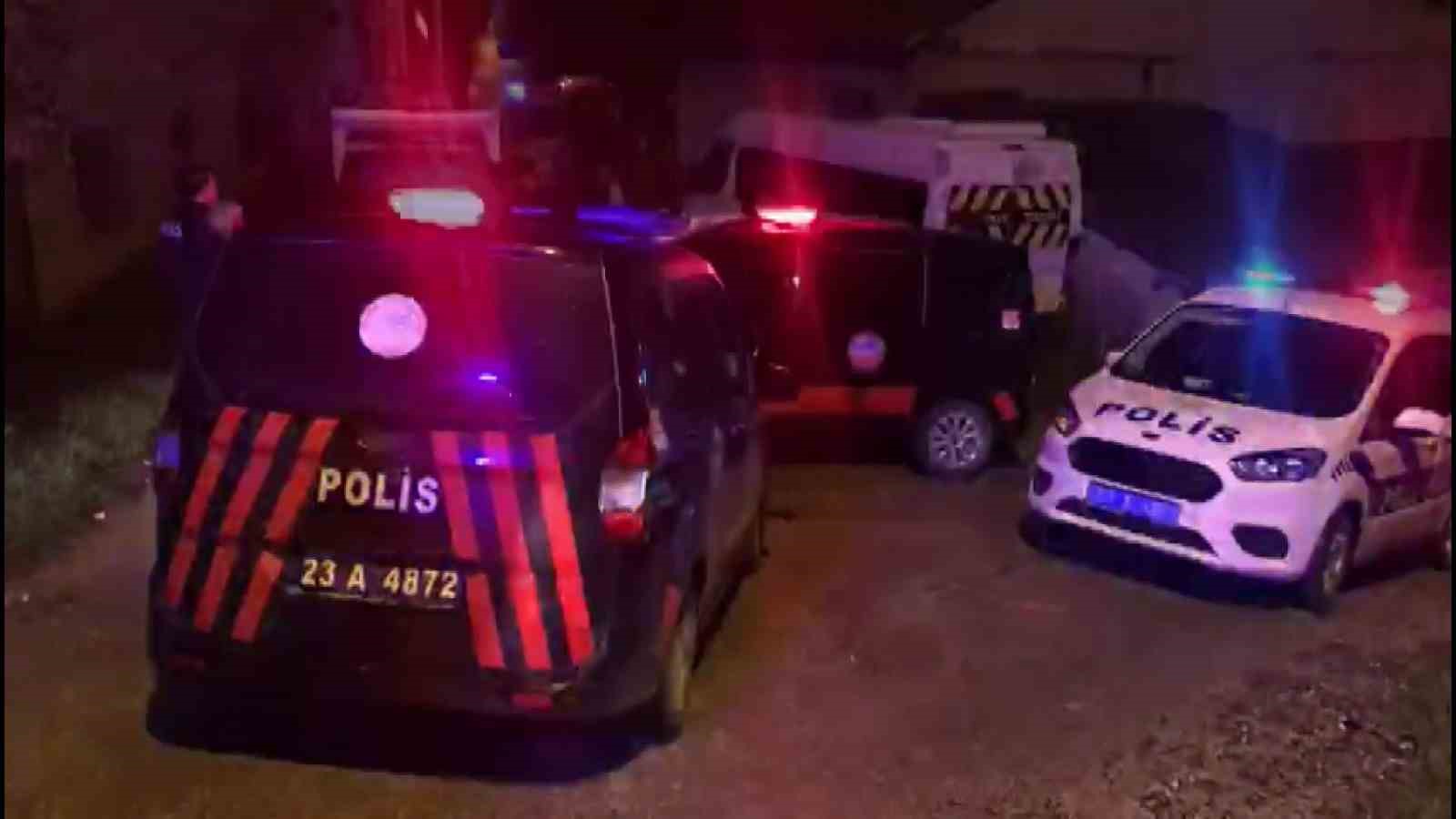 ELAZIĞ’DA KOMŞULAR ARASINDA ALACAK VERECEK MEVZUSUNDAN ÇIKAN BIÇAKLI VE SOPALI