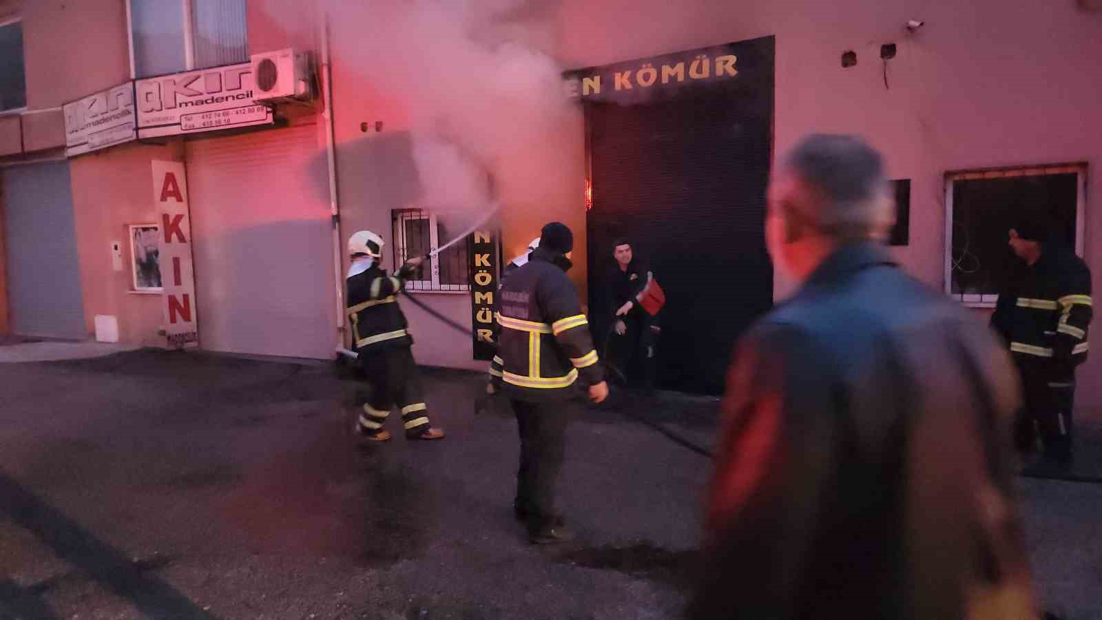 KARABÜK’TE KÖMÜR SATIŞ DÜKKANINDA ÇIKAN YANGIN, BÜYÜMEDEN SÖNDÜRÜLÜRKEN, YANGINA MÜDAHALE
