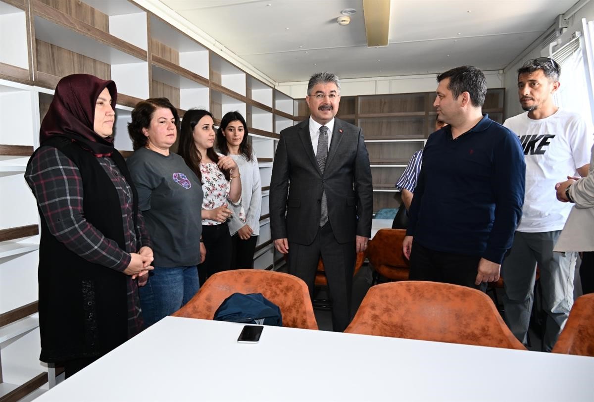 VALİ DR. ERDİNÇ YILMAZ, KONTEYNER KENTTE YAPILAN ÇALIŞMALARI YERİNDE İNCELEDİ
