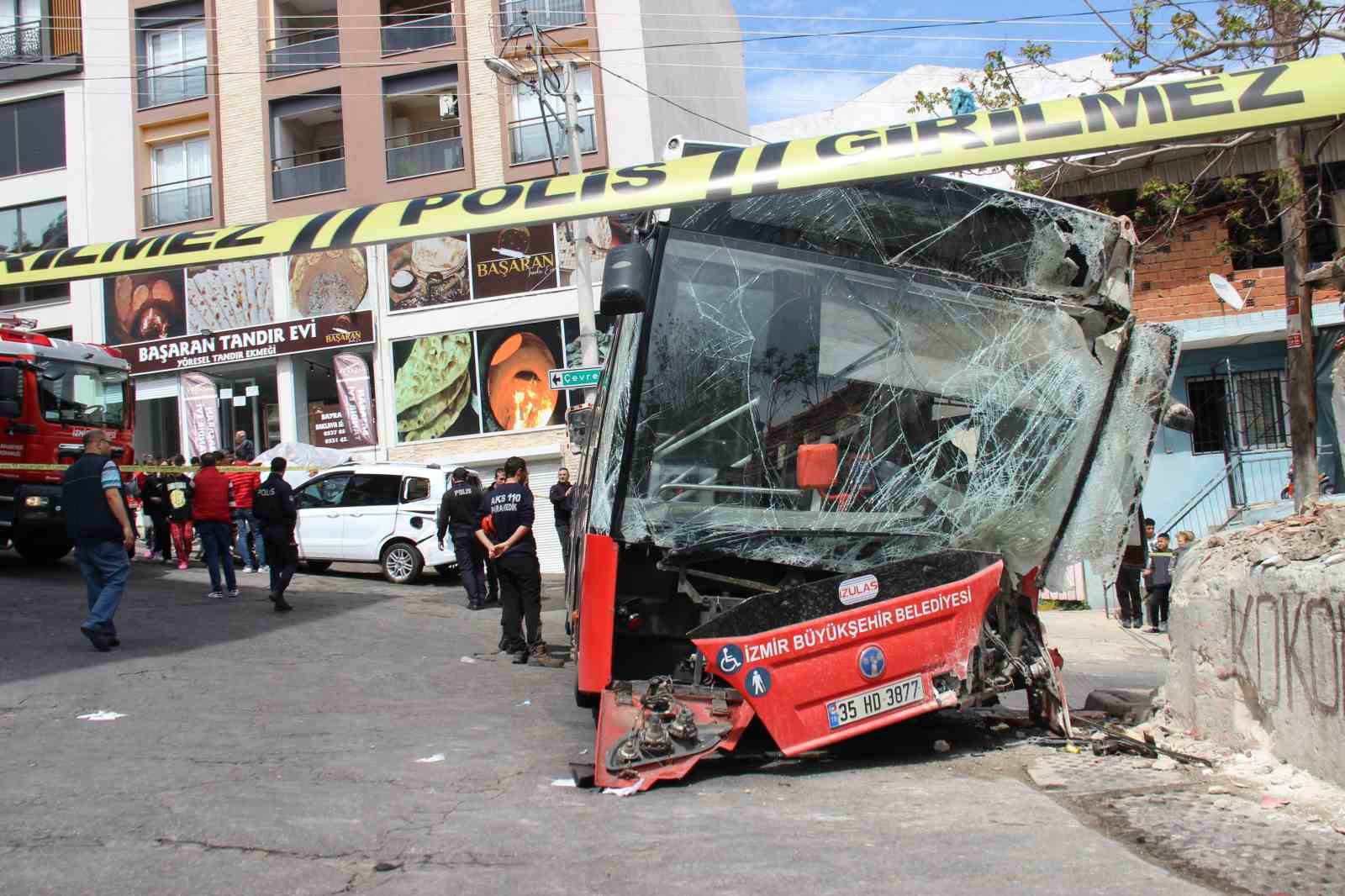YARALILAR SAĞLIK EKİPLERİ TARAFINDAN AMBULANSLA ÇEVREDEKİ HASTANELERE SEVK EDİLİRKEN KAZAYI