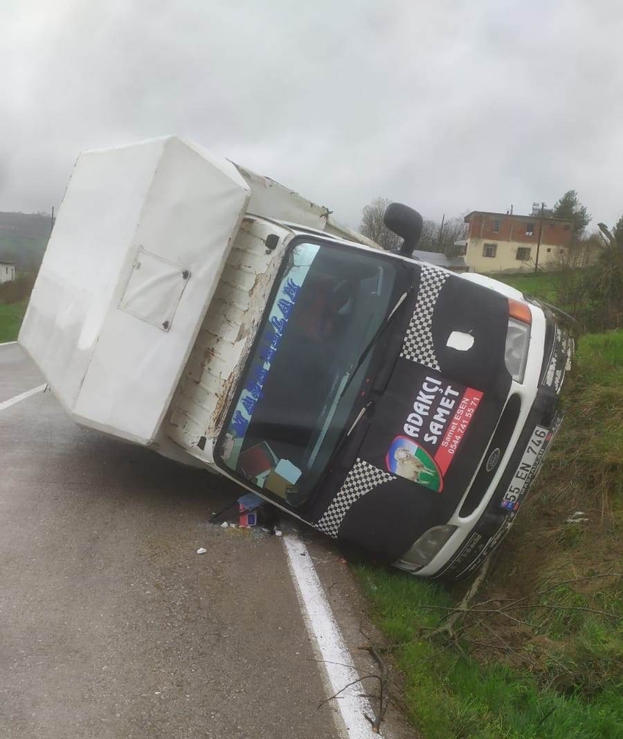 SAMSUN'DA DİREKSİYON HAKİMİYETİNİ KAYBEDEN KAMYONET SÜRÜCÜSÜ YOL KENARINA DEVRİLDİ.