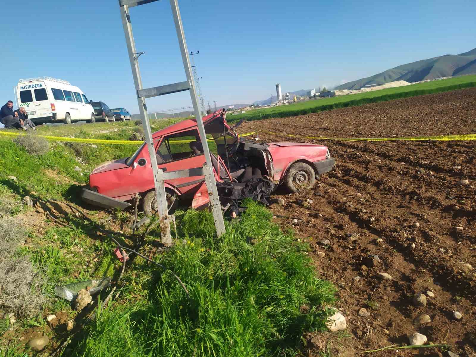 MALATYA’DA SÜRÜCÜSÜNÜN KONTROLÜNDEN ÇIKAN OTOMOBİL AYDINLATMA DİREĞİNE ÇARPTI. ARACIN İKİYİ