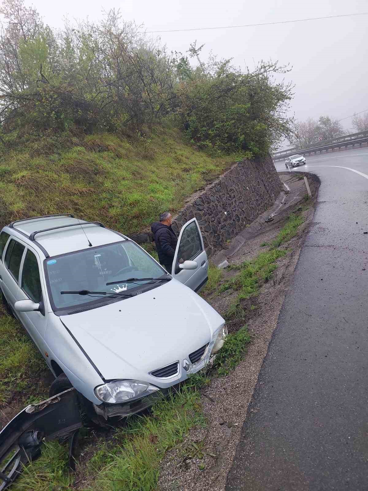 ZONGULDAK-EREĞLİ YOLUNDA KONTROLDEN ÇIKAN BİR OTOMOBİL KAZA YAPTI. KAZADA SÜRÜCÜ