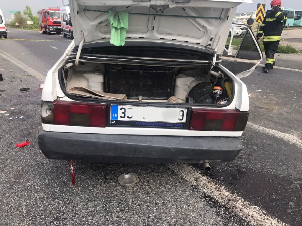 MANİSA'NIN ŞEHZADELER İLÇESİNDE KONTROLDEN ÇIKAN OTOMOBİL REFÜJE ÇARPARAK KARŞI ŞERİDE