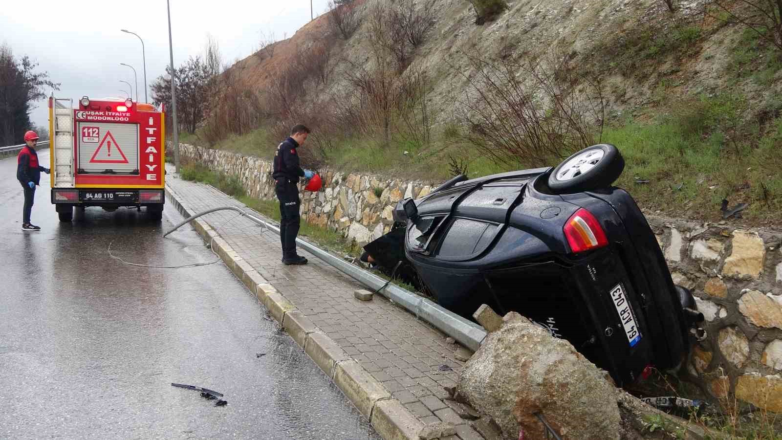 UŞAK’TA İZMİR İSTİKAMETİNE SEYİR HALİNDEYKEN KONTROLDEN ÇIKAN OTOMOBİL, YOL KENARINDAKİ