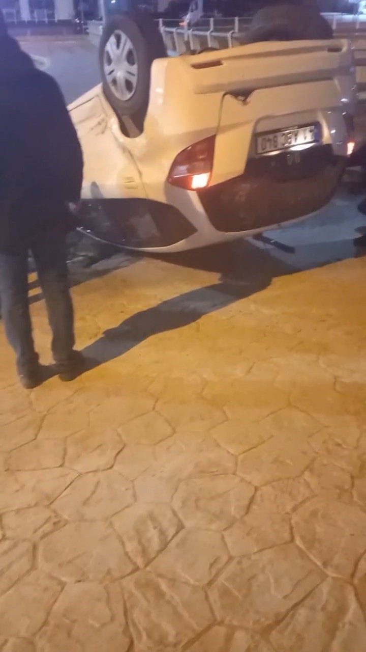 KOCAELİ’NİN KÖRFEZ İLÇESİNDE KONTROLDEN ÇIKAN OTOMOBİL TAKLA ATARAK TERS DURABİLDİ.