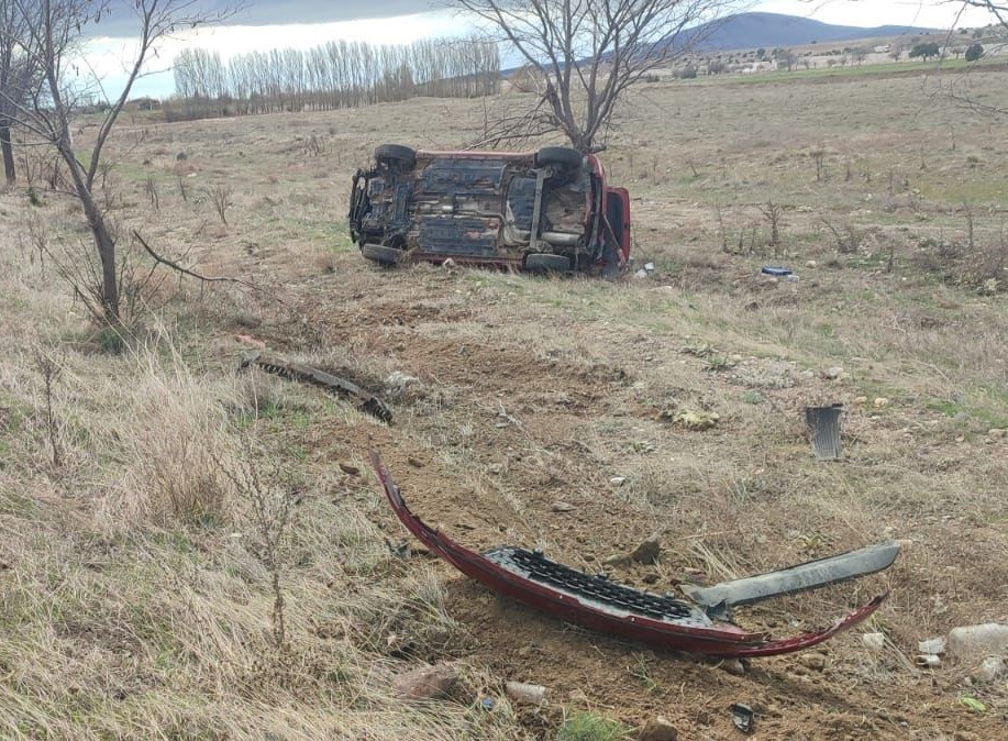 AFYONKARAHİSAR’DA KONTROLDEN ÇIKARAK TARIM ARAZİSİNE DEVRİLEN OTOMOBİL SÜRÜCÜSÜ YARALANDI.