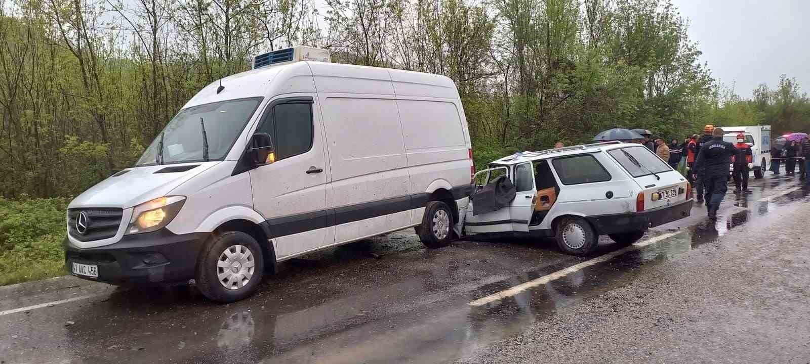 ZONGULDAK'IN ÇAYCUMA İLÇESİNDE KAYGAN YOLDA KONTROLDEN ÇIKAN OTOMOBİL ÖNÜNDEKİ TİCARİ