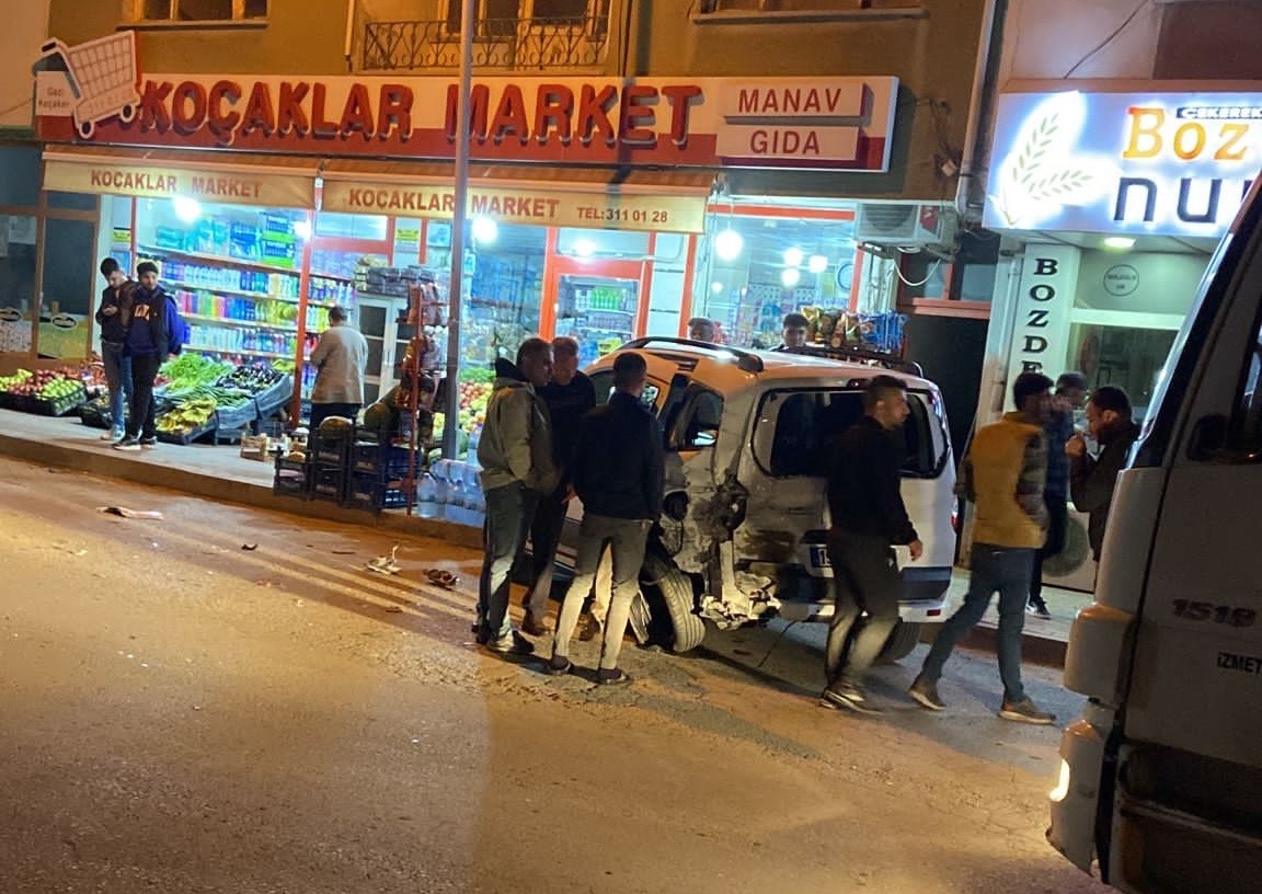 ÇORUM’UN SUNGURLU İLÇESİNDE KONTROLDEN ÇIKAN PİKAP PARK HALİNDEKİ 6 ARACA