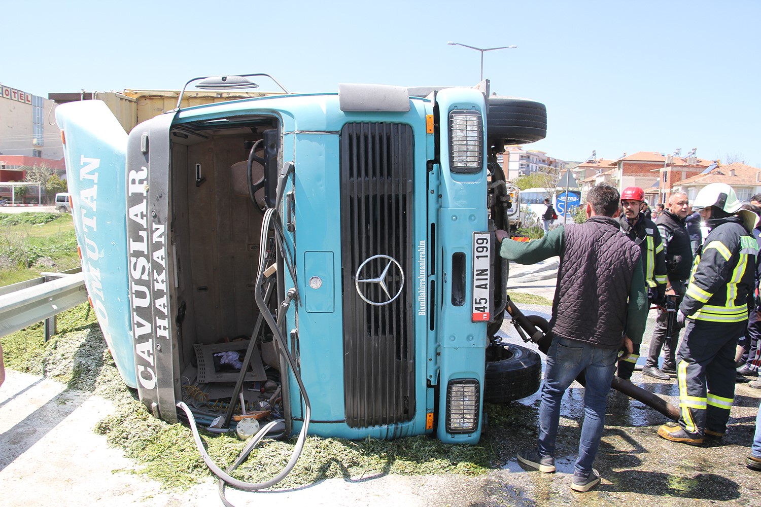 MANİSA'NIN KULA İLÇESİNDE SEYİR HALİNDEYKEN KONTROLDEN ÇIKAN TIR YAN YATARAK