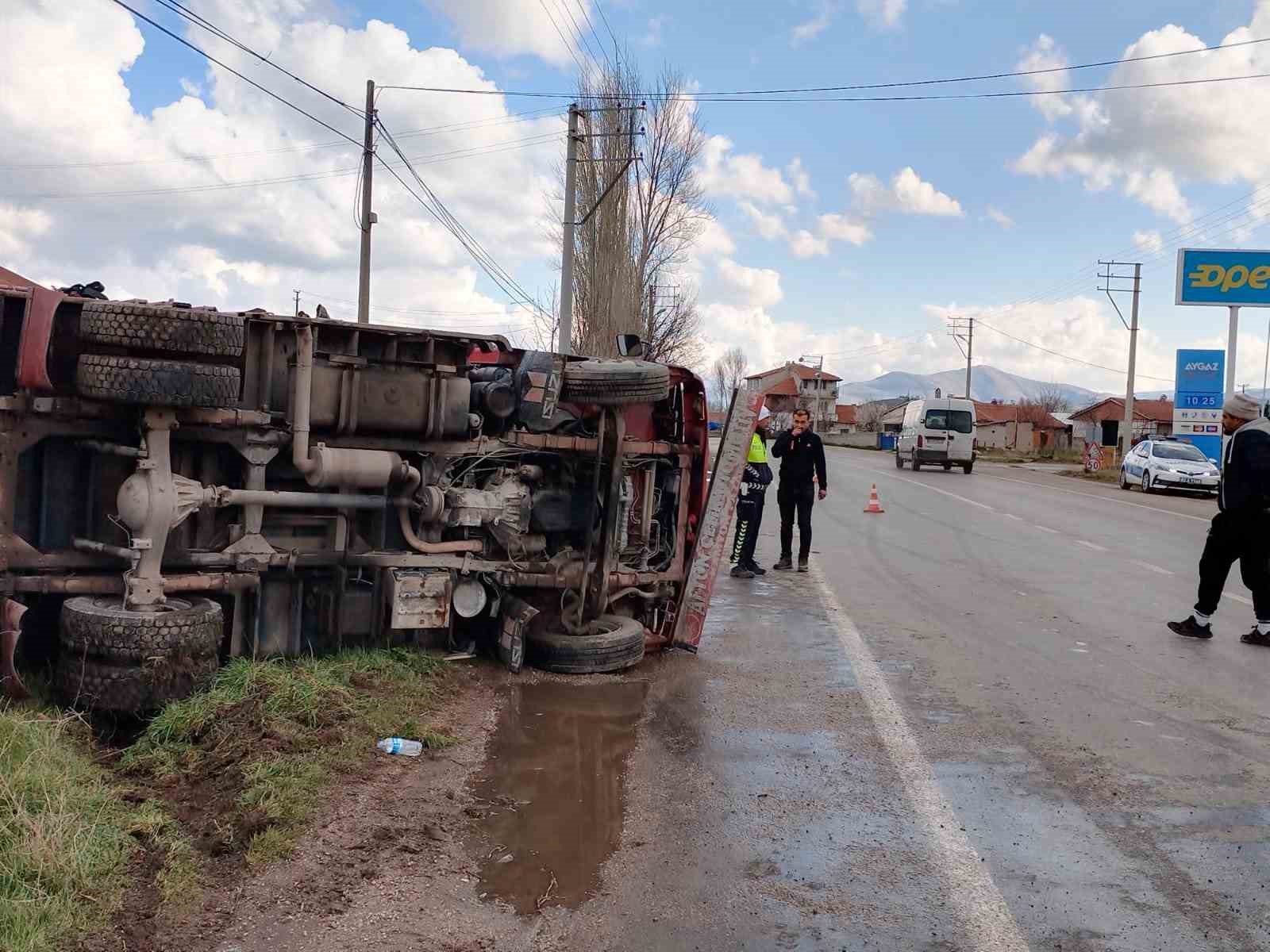 AFYONKARAHİSAR’DA KONTROLDEN ÇIKAN BİR KAMYONET YOL KENARINA DEVRİLDİ, BİR KİŞİ