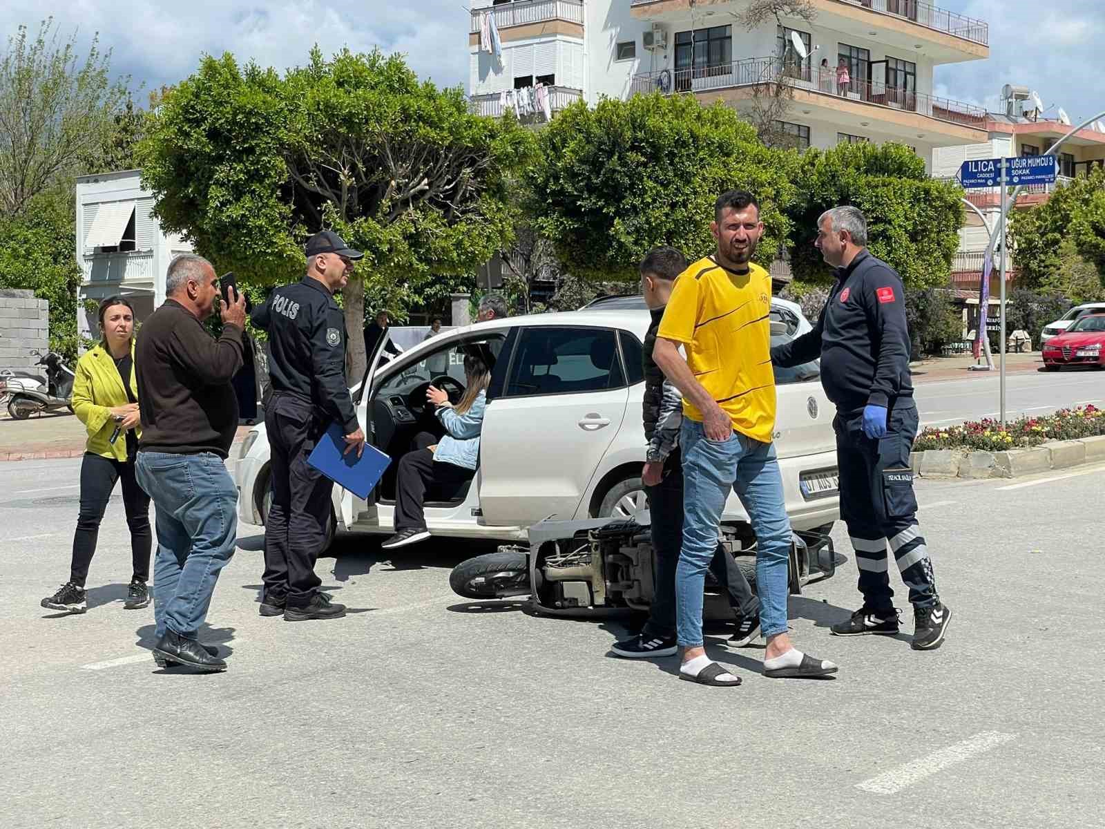 GAZİPAŞA'DA OTOMOBİLLE MOTOSİKLETİN ÇARPIŞTIĞI TRAFİK KAZASINDA MOTOSİKLET SÜRÜCÜSÜ AĞIR YARALANDI.