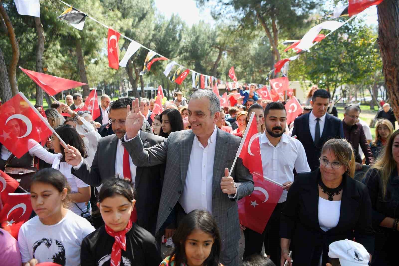 ANTALYA (İHA)-TÜRKİYE CUMHURİYETİ’NİN KURUCUSU MUSTAFA KEMAL ATATÜRK’ÜN ÇOCUKLARA ARMAĞAN ETTİĞİ