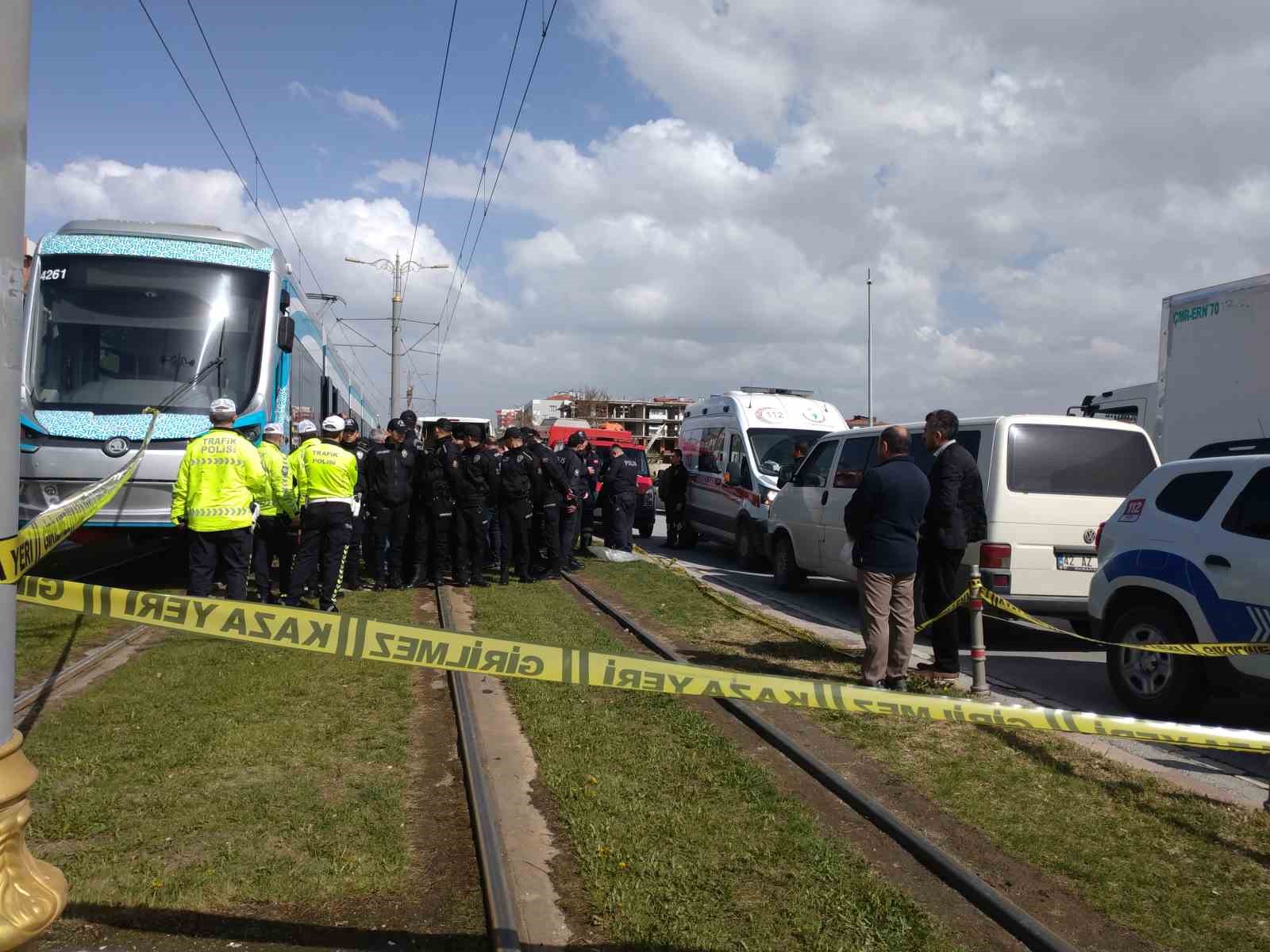 KONYA'DA YOLUN KARŞISINA GEÇMEYE ÇALIŞAN KADIN VE ÇOCUĞA TRAMVAYIN ÇARPMASI