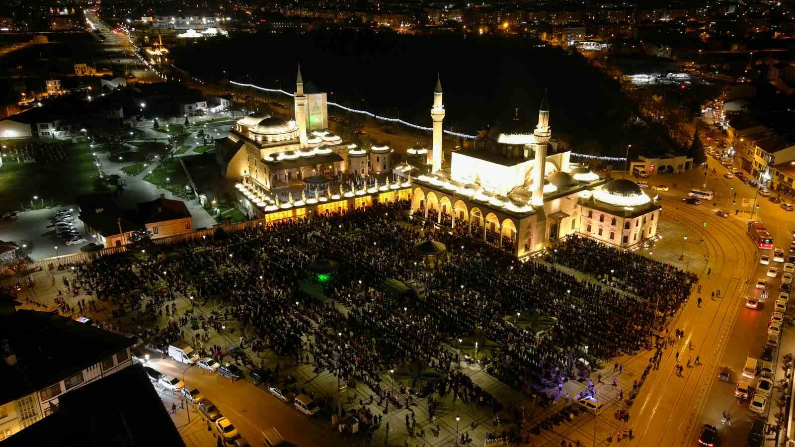KONYA’DA MEVLANA MEYDANI’NI DOLDURAN BİNLERCE KİŞİ KADİR GECESİNİ İDRAK ETTİ.
