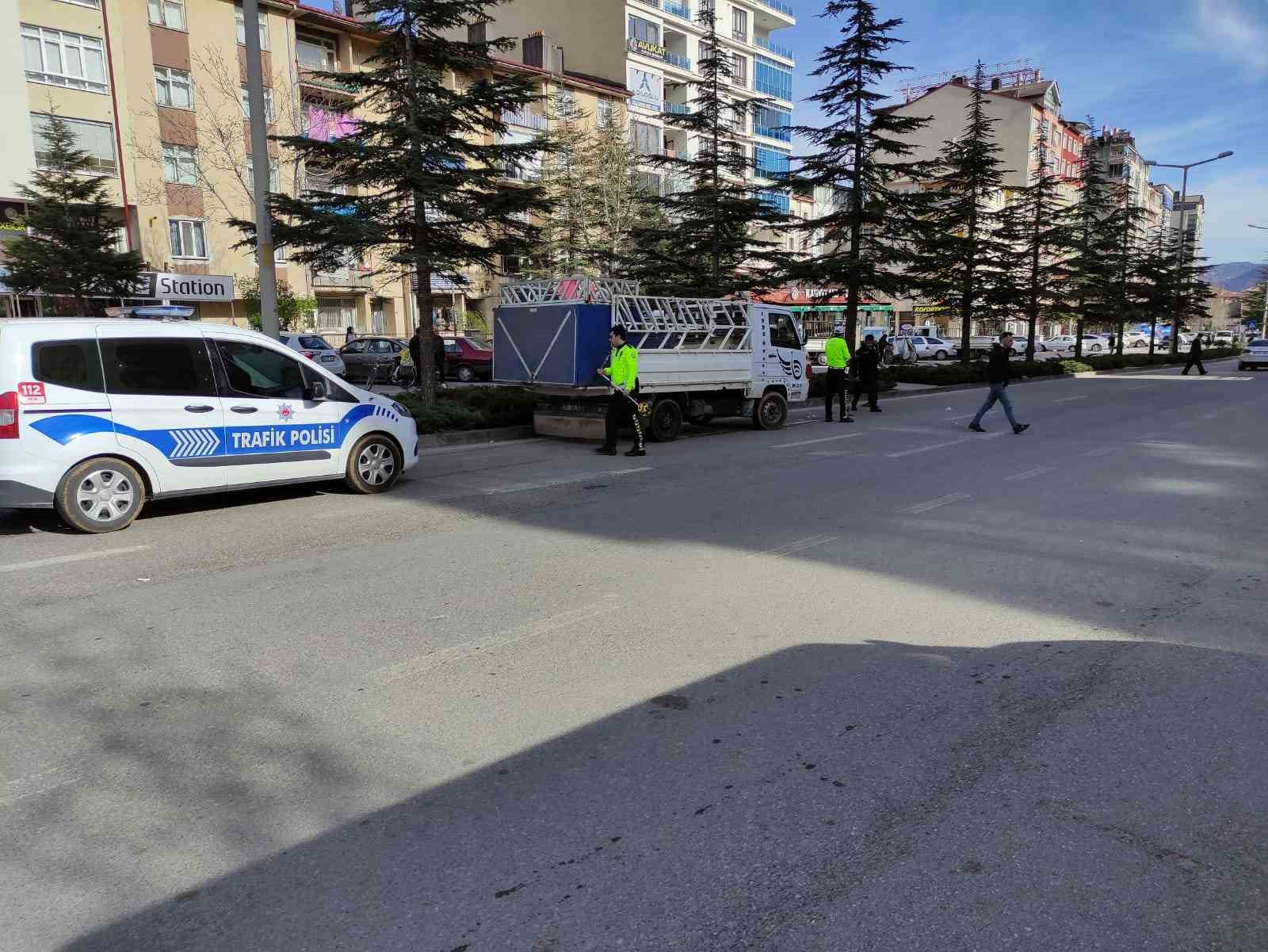 KONYA’NIN SEYDİŞEHİR İLÇESİNDE HURDA TOPLAYAN KAMYONET CADDENİN KARŞISINA GEÇMEK İSTEYEN