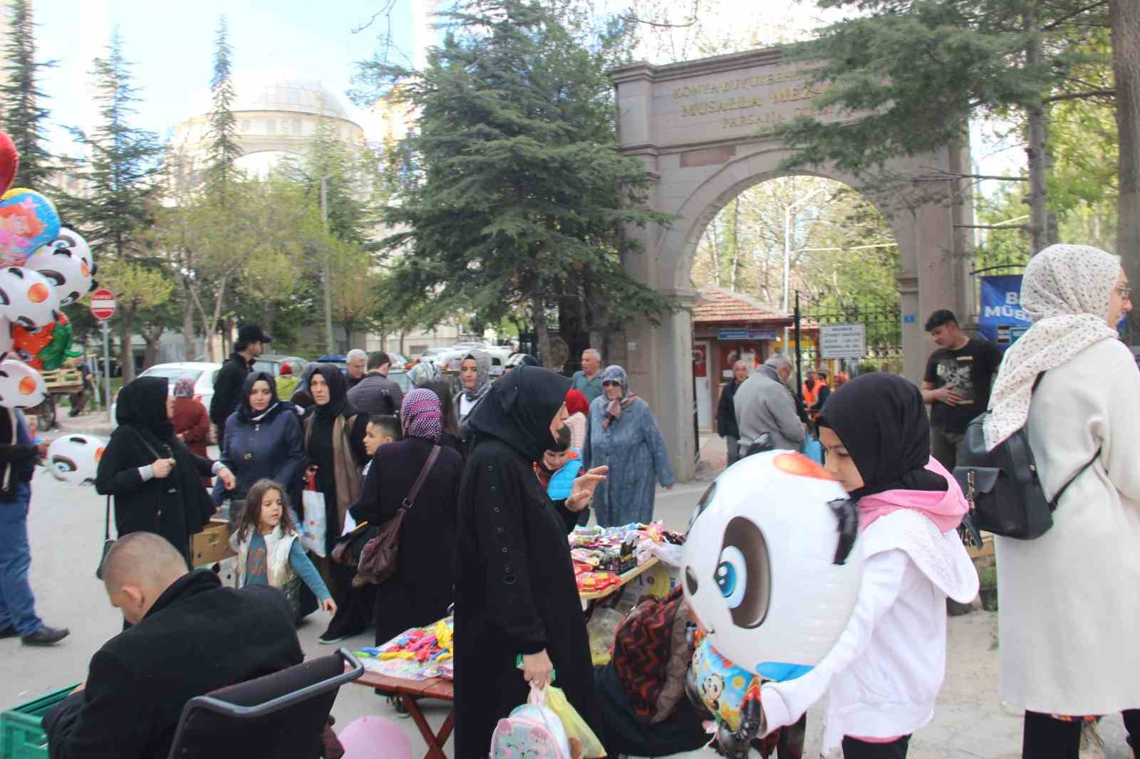 KONYA’DA RAMAZAN BAYRAMI ÖNCESİ MEZARLIKLARDA YOĞUNLUK OLUŞTU.