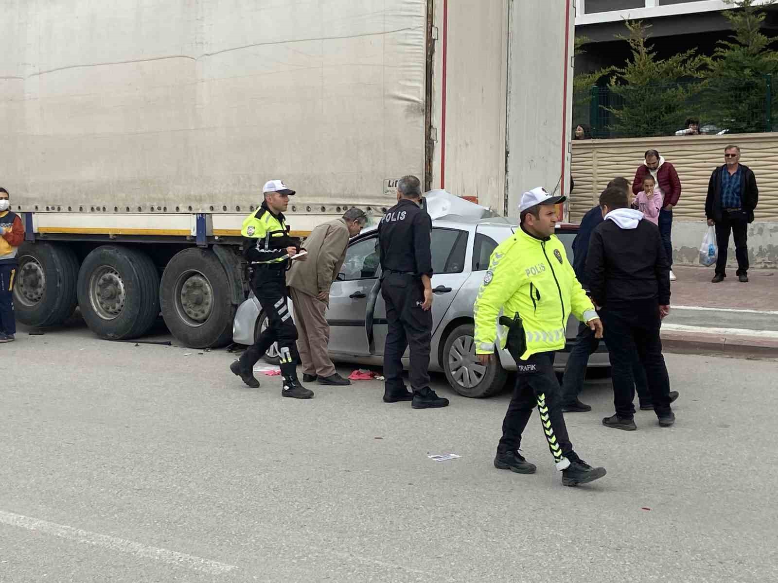 KONYA’DA OTOMOBİLİN PARK HALİNDEKİ TIRA ARKADAN ÇARPMASI SONUCU 1 KİŞİ