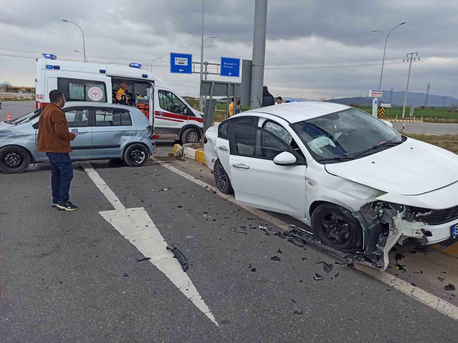 KONYA’NIN SEYDİŞEHİR İLÇESİNDE İKİ OTOMOBİLİN ÇARPIŞMASI SONUCU 5 KİŞİ YARALANDI.