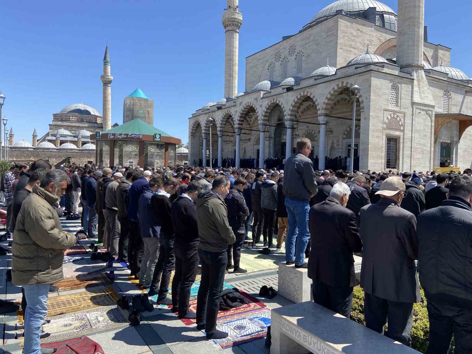 KONYA'DA 11 AYIN SULTANI RAMAZAN AYININ SON CUMA NAMAZINDA VATANDAŞLAR