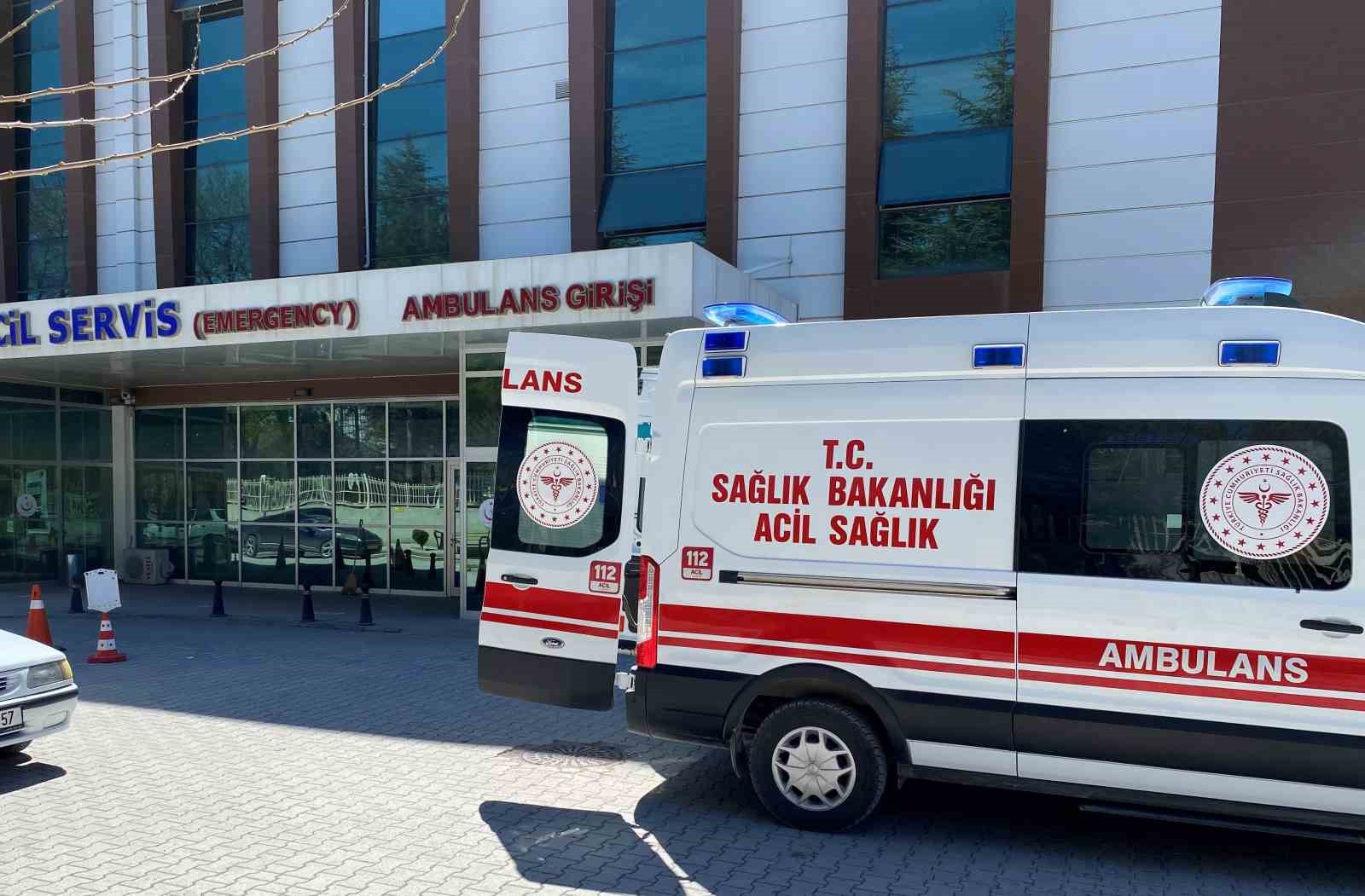 KONYA'NIN KULU İLÇESİNDE SEYİR HALİNDEKİ OTOMOBİLİN REFÜJE ÇARPIP KARŞI YÖNE
